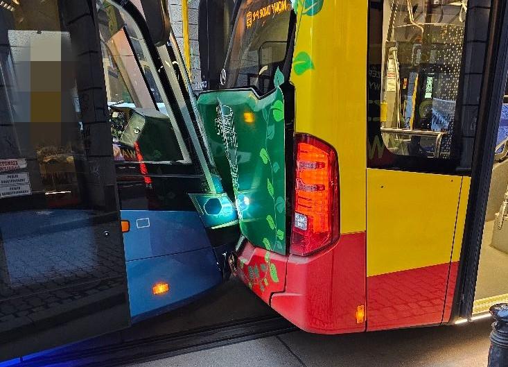 Wrocław: Pierwszy elektryk MPK już po stłuczce. Wjechał w niego tramwaj