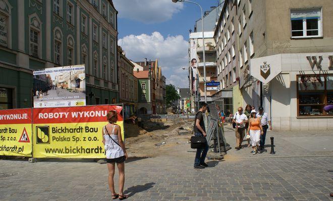 Trzy miesiące opóźnienia przebudowy Kuźniczej