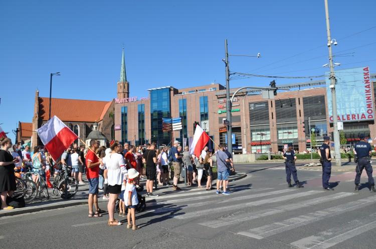 Godzina W na placu Dominikańskim. Syreny, race i wielka flaga na galerii  [ZDJĘCIA, WIDEO]