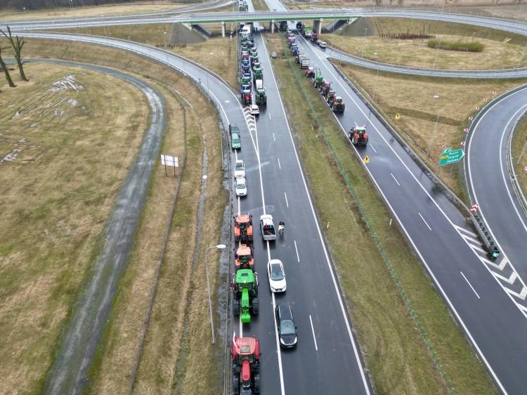 Strajk rolników pod Wrocławiem trwa. Zobacz blokadę z lotu ptaka
