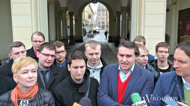 Aktywiści i opozycja odwołują referendum. Nie zebrali odpowiedniej liczby podpisów