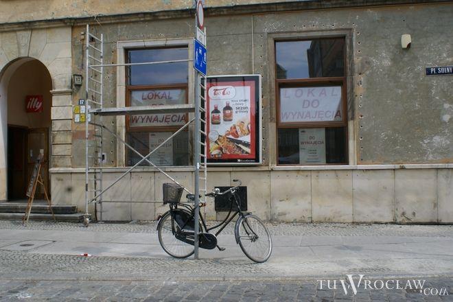 Rowerzysta wjechał pod samochód w centrum Wrocławia. Ranny trafił do szpitala