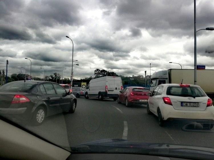 Wyjazd na majówkę. Korki na obwodnicy Wrocławia i autostradzie A4