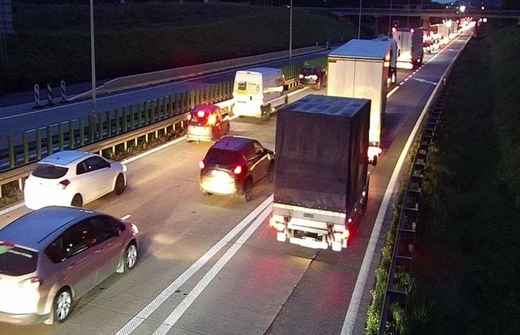 Długi korek na autostradzie A4. Kierowcy stoją w stronę Wrocławia