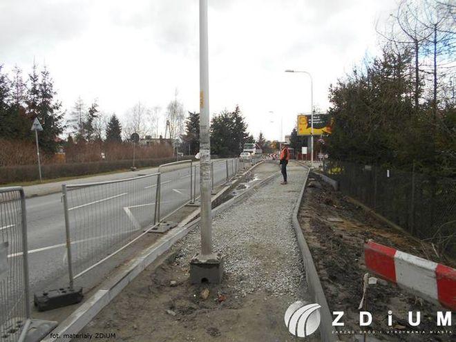 Budują nowe zatoki autobusowe na wschodzie Wrocławia. Dzięki nim pojazdy MPK nie będą wstrzymywać ruchu [ZDJĘCIA]