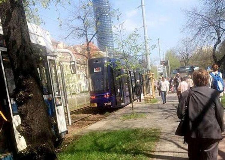 Objazdy na Powstańców Śląskich. Udzielono pomocy pasażerce