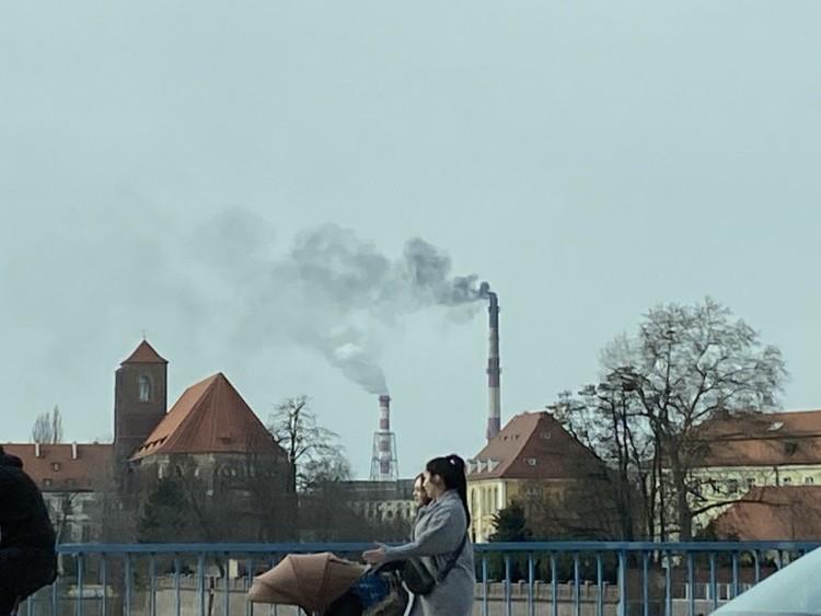 Czarny dym z komina elektrociepłowni przy Łowieckiej. Co się dzieje?