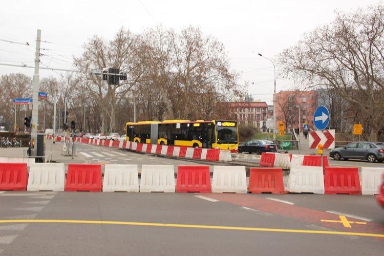 Nowa organizacja ruchu. Budowa TAT na ważnym skrzyżowaniu [ZDJĘCIA]