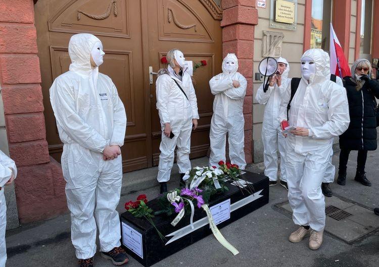 „Dość korona-paranoi!”. Marsz wolności i pogrzeb na ulicach Wrocławia [ZDJĘCIA]