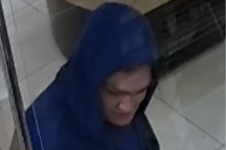 Rozbój w centrum Wrocławia. Policja szuka tych mężczyzn. Znasz ich?