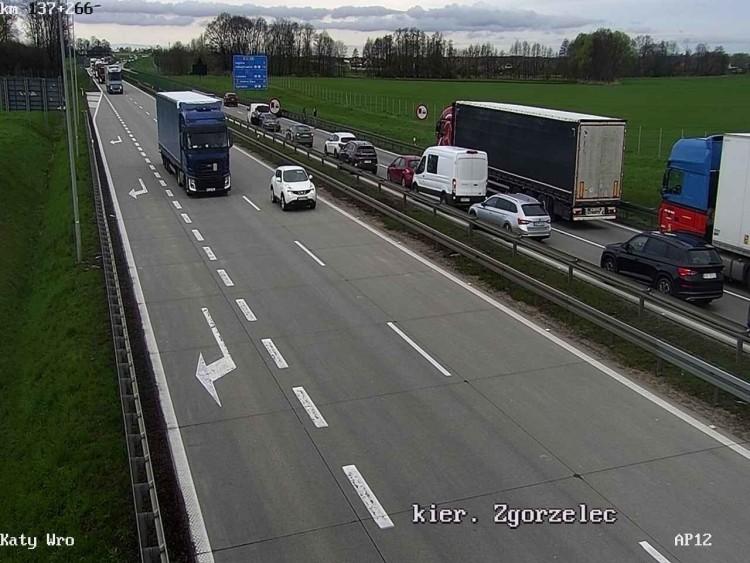 Wystrzał opony i wypadki na A4. Droga w stronę granicy zablokowana, spore korki