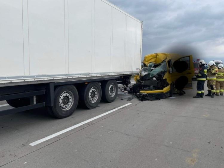 Groźny wypadek na A4 pod Wrocławiem. Bus firmy kurierskiej wbił się w tira