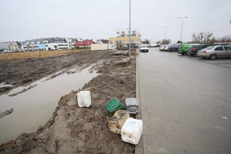 Nowy park handlowy otwiera się w czwartek. Stanął w szczerym polu [ZDJĘCIA]