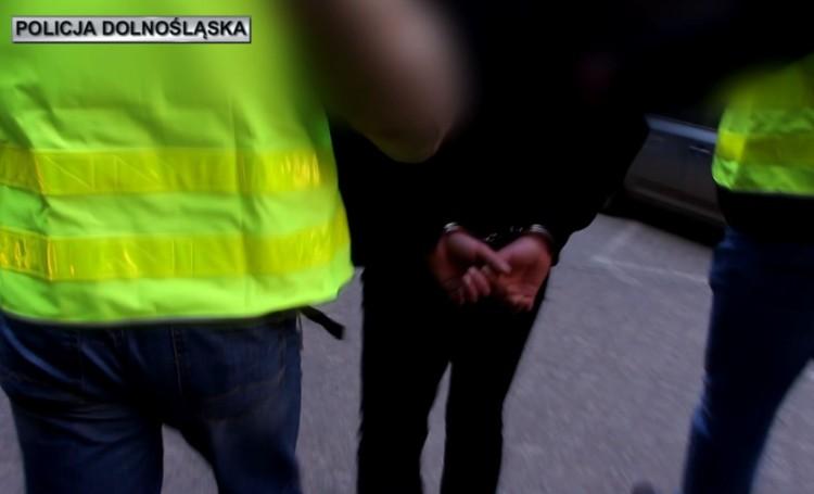 Pobił przechodnia, żądając pieniędzy, a on nie miał przy sobie gotówki. Teraz 23-latkowi grozi 12 lat więzienia [ZDJĘCIA, WIDEO]