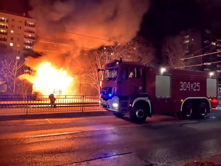 Pożar przy cmentarzu Grabiszyńskim. Paliły się... znicze [ZOBACZ]