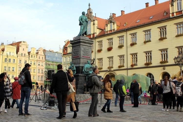 Pomnik Adama Mickiewicza stanął na wrocławskim rynku (ZOBACZ ZDJĘCIA)