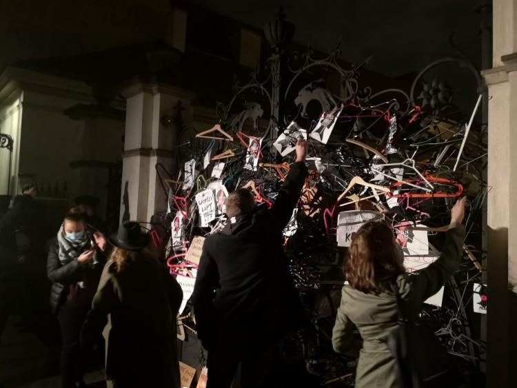 Kolejny protest ws. aborcji. Na bramie kurii zawiesili wieszaki [ZDJĘCIA]