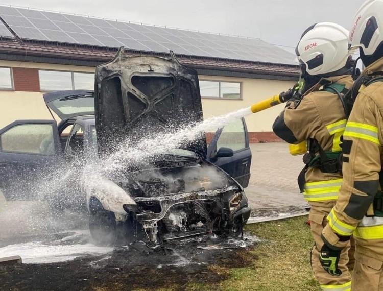Wrocław: Spaliło się kolejne auto. Jedna osoba poszkodowana!