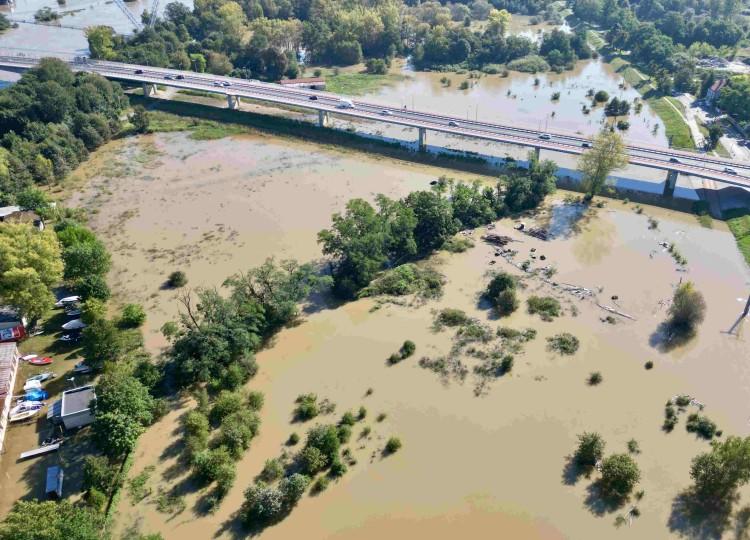 Morze wody pod aleją Wielkiej Wyspy we Wrocławiu