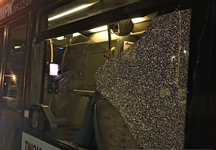 Pijany 52-latek uszkodził szybę w autobusie. Zaskakujące tłumaczenie [ZDJĘCIA]