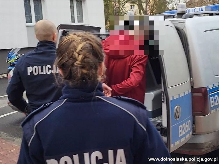 Osiem zarzutów dla byłego policjanta z Wrocławia. Znęcał się nad rodziną
