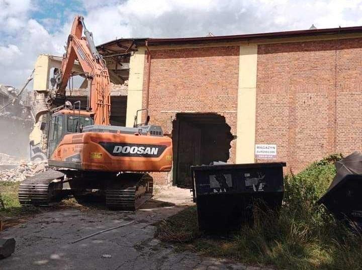 Wrocław: Ciężki sprzęt wjechał na teren zabytkowej przędzalni [ZDJĘCIA]