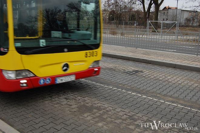 Gigantyczne korki po wypadku na Strzegomskiej. Autobus zderzył się tam z osobówką