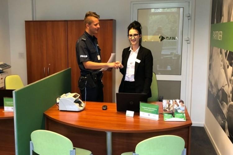 Metoda „na wnuczka”. Policjanci szkolą pracowników banków