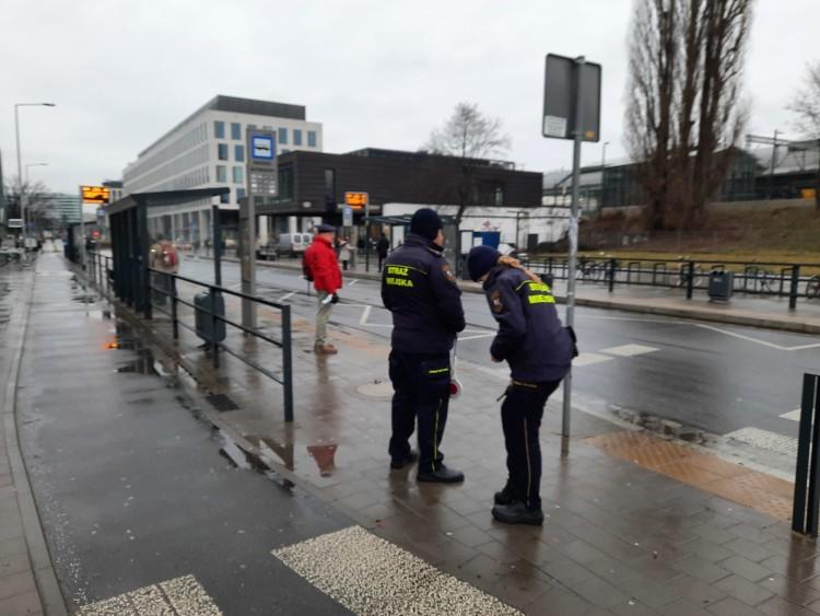 Blokady na kołach zobaczyło kilka tysięcy kierowców więcej niż przed rokiem. Strażnicy miejscy pokazali statystyki