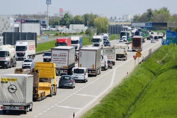 Utrudnienia na A4. Jeden pas jest zablokowany