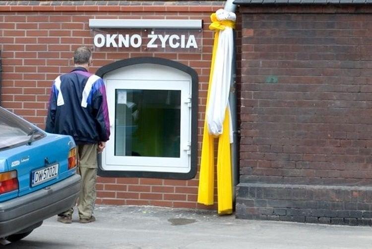 Wrocław: Alarm w oknie życia. Znaleziono kilkumiesięczne dziecko