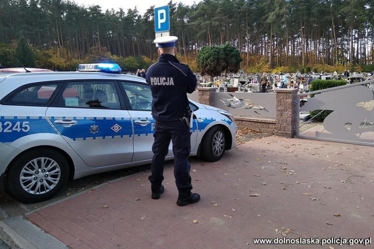 Policja przy cmentarzach sprawdzi, czy piesi mają odblaski. To obowiązek