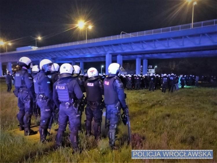 Wrocław: Kibice przyszli pod stadion. Policja wystawiała mandaty i wnioski do sądu [ZDJĘCIA]