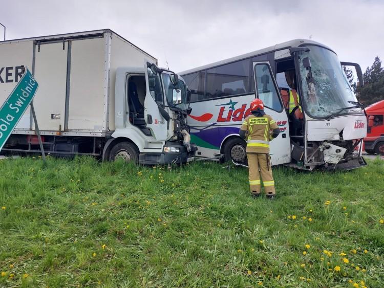 Wypadek autobusu i ciężarówki na DK35. Kierowca był zakleszczony w pojeździe