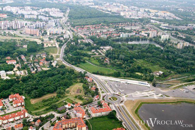 Obniżyli cenę za słynną dziurę przy Stadionie Miejskim. I ogłosili rokowania
