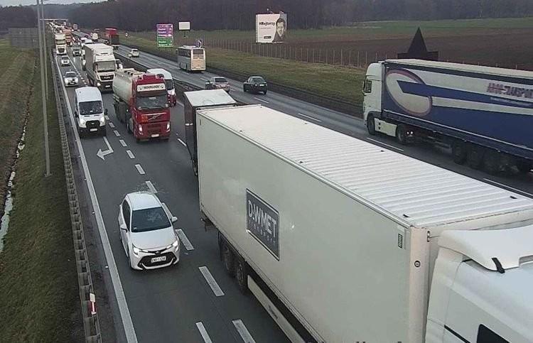 Utrudnienia na autostradzie A4. Zderzyły się trzy auta