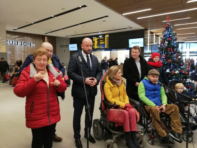 Niepełnosprawni mogą już komfortowo podróżować między PKS-em i lotniskiem