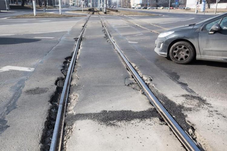Brak przejazdu dla tramwajów. Trwa naprawa torowiska na Glinianej [OBJAZDY]