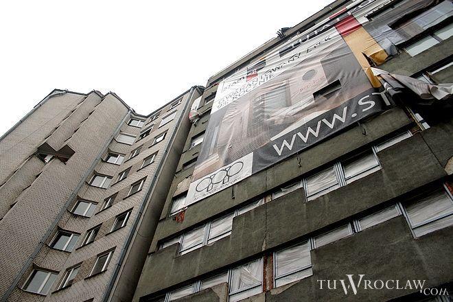 Mikrokawalerki w dawnym Hotelu Asystenta będą gotowe w lutym. A tuż obok stanie nowy budynek