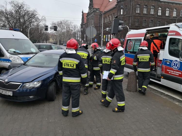 Zderzenie urzędniczej limuzyny z radiowozem. Zakleszczonego pasażera uwalniała straż