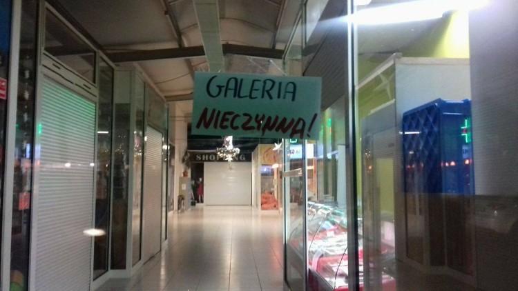 Śmierć w galerii handlowej. Kobieta zmarła mimo reanimacji [ZDJĘCIA]