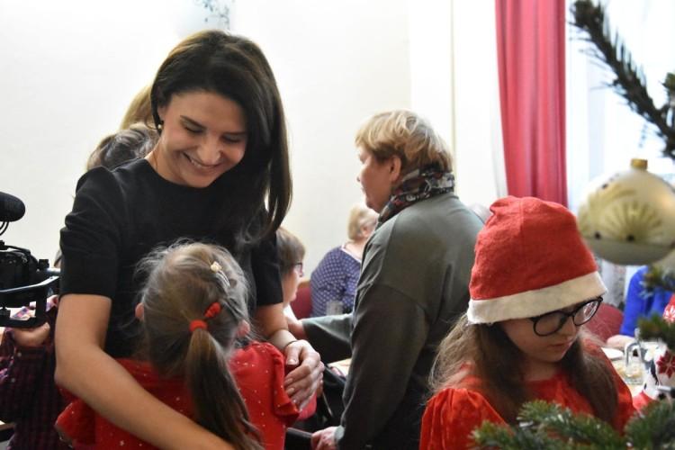 Samotność doskwiera w święta bardziej. Niezwykłe spotkanie świąteczne