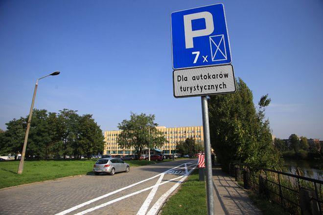 Nowy parking dla autokarów powstał w centrum. Turyści wysiądą też przy kładce 