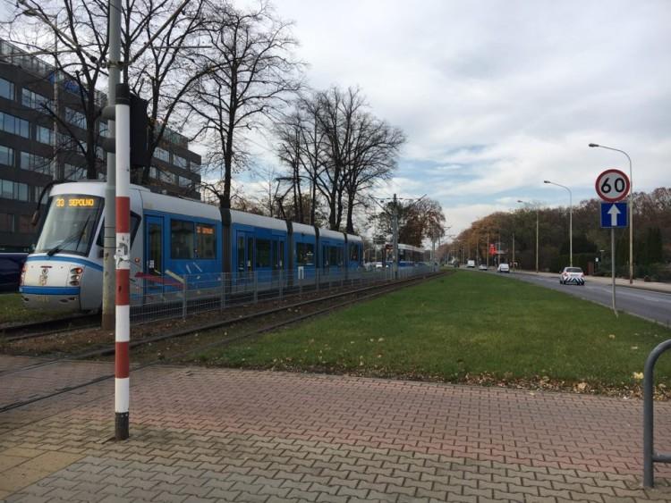 Stłuczka na Legnickiej utrudniała ruch na skrzyżowaniu [ZDJĘCIA, WIDEO]