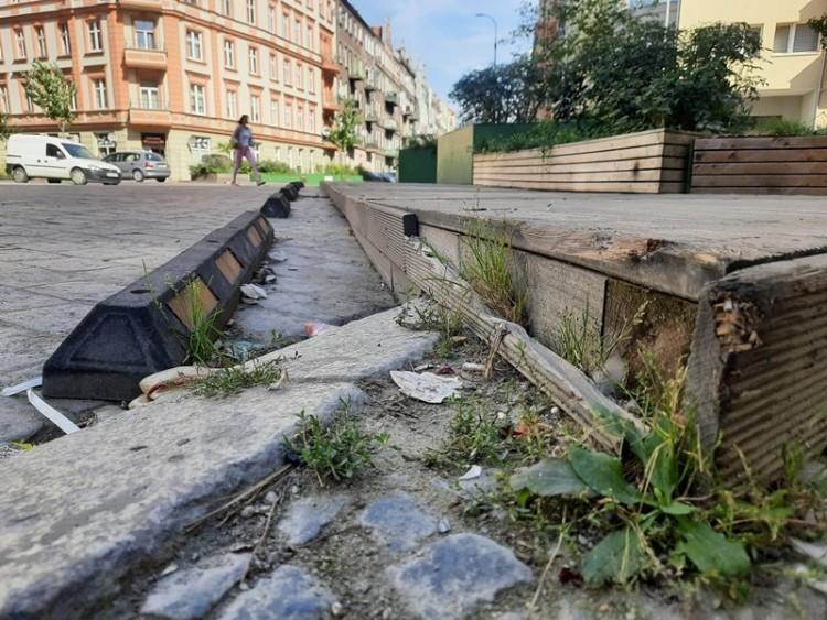 Policja oczekuje demontażu z ulicy drewnianych skrzynek, a urzędnicy nie przyznają się do nich