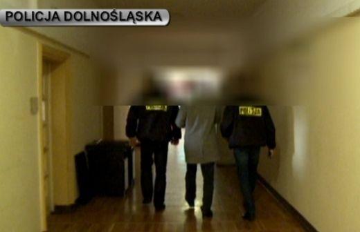 Jest zarzut 4 gwałtów i 25 innych przestępstw w oburzającej sprawie znanego wykładowcy i działacza Piotra Ż.