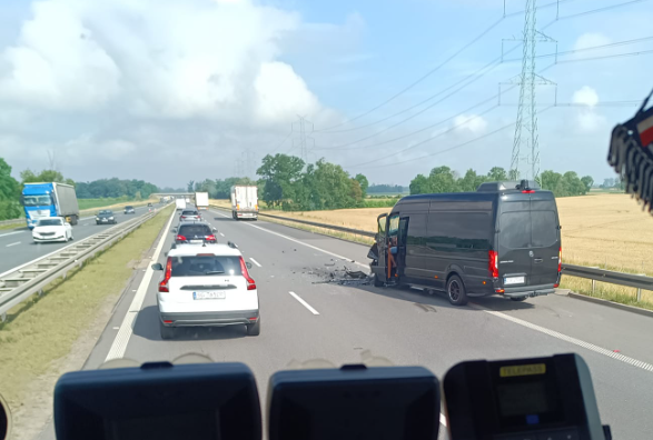 Bus najechał na tył ciężarówki na A4. Jeden pas zablokowany