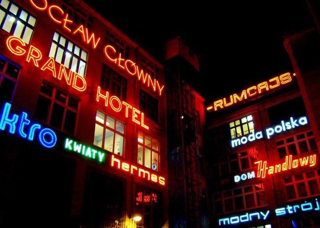 Wrocław: Galeria neonów przestaje istnieć. Neony już nie świecą. 
