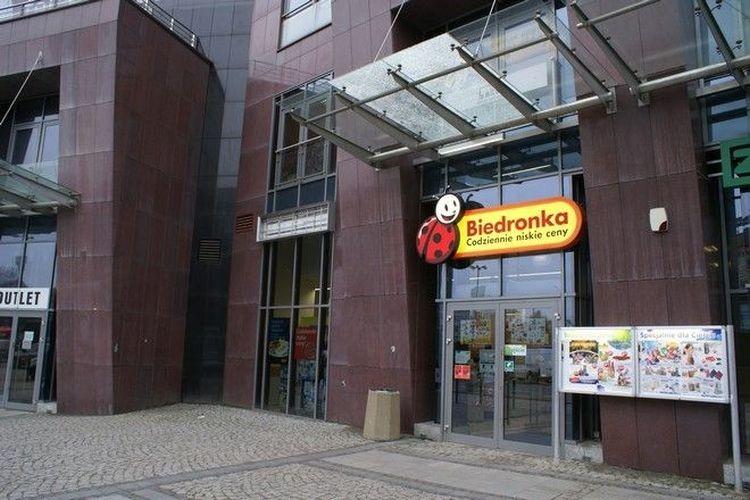 Biedronka a zakaz handlu. Nowe godziny otwarcia, więcej pracowników, kas i dostaw