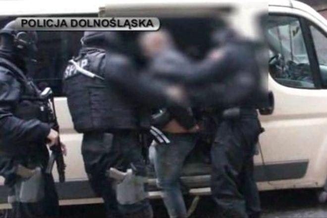 To nie film: zasadzka, strzały i pościg policji z antyterrorystami za groźnym bandziorem pod Wrocławiem [ZDJĘCIA]